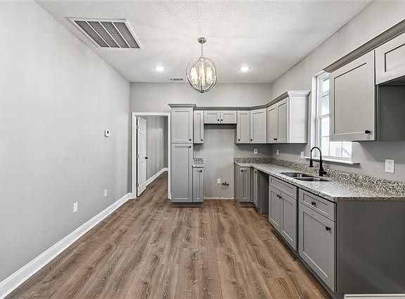 4th image of 2106 Music St