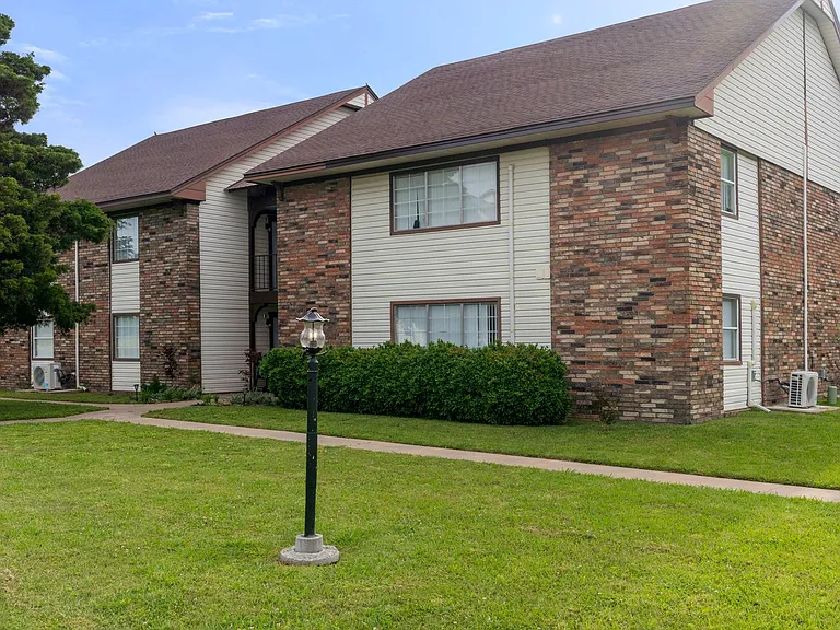 Southland Villa Apartments — Photo 15