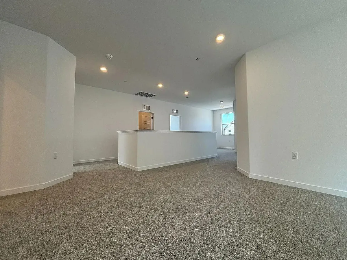 Building Photo - 1052 Plum Tree Ave