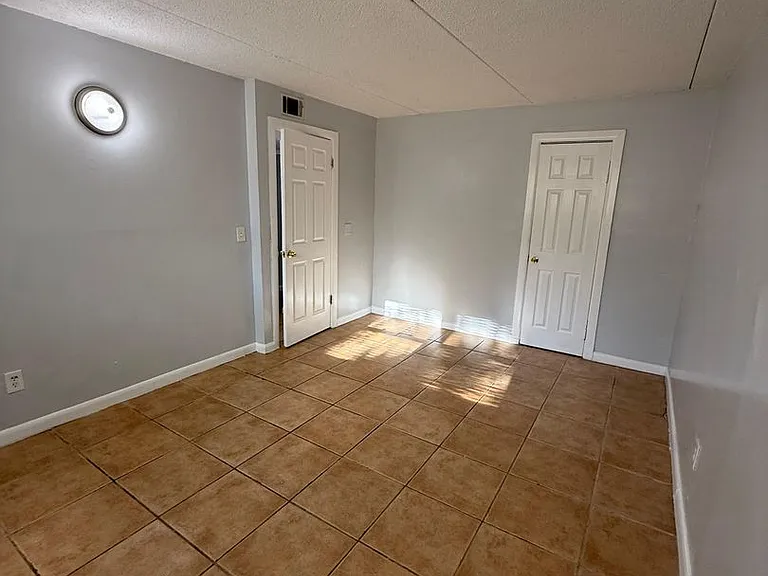 2851 Sophia St — Photo 12
