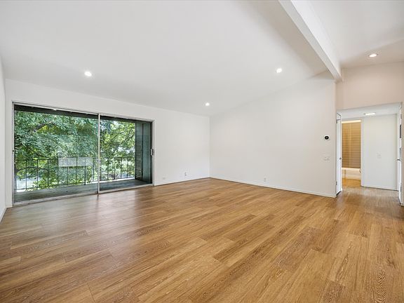 2nd image of 1304 Mariposa Dr APT 201