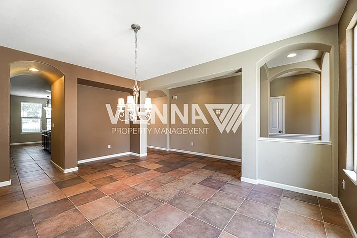1014 Waterford Dr — Photo 5