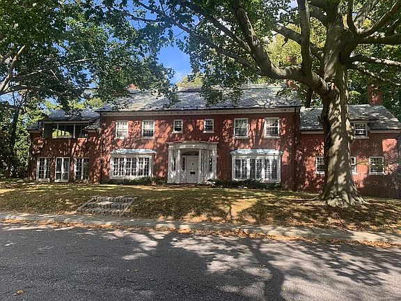 3rd image of 2 Summit Ct