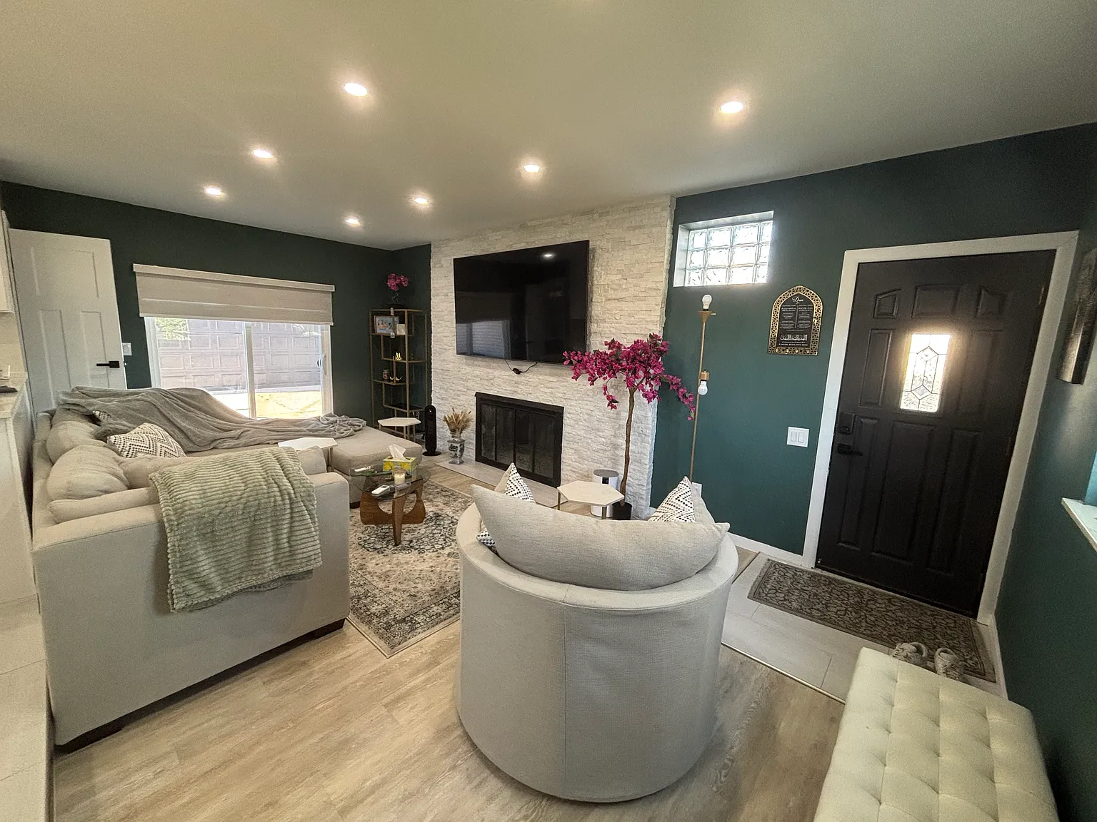 3 bed, 2310 sqft, $2,600 — Photo 2