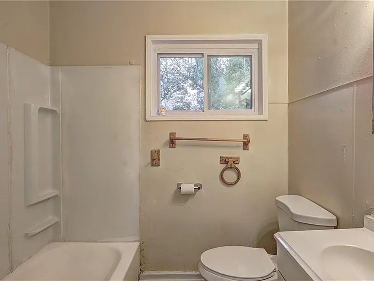 2477 Thrasher Ave — Photo 7