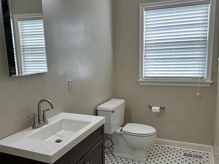 2105 S Florence Ave — Photo 12