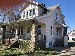 19005 Maplewood St, Livonia, MI 48152