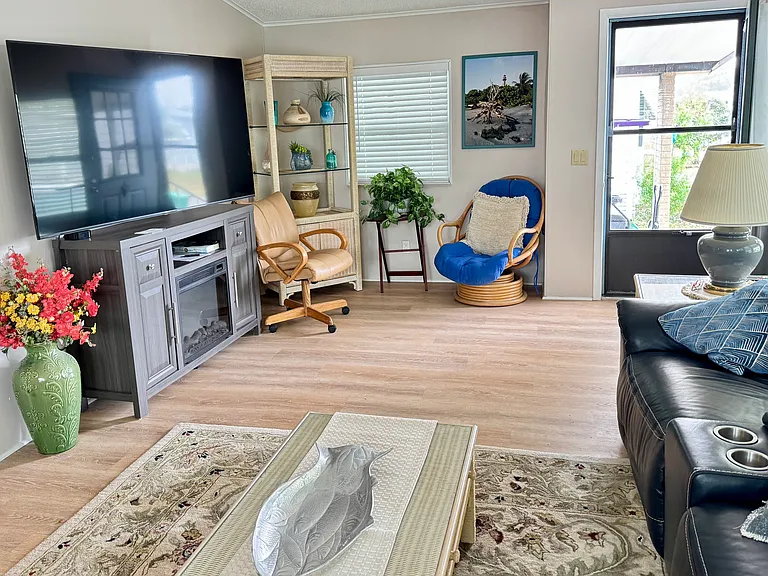 706 Oleander Cir — Photo 11