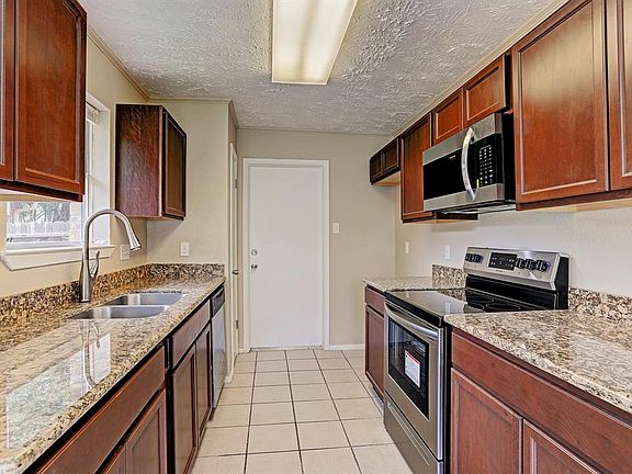 3rd image of 2811 Custer Dr