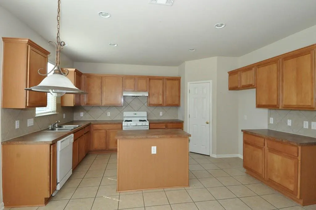 4 bed, 2721 sqft, $1,985 — Photo 2