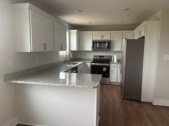 4th image of 605 Victoria Way