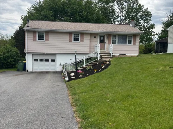 135 Hemler Dr, Hanover, PA 17331