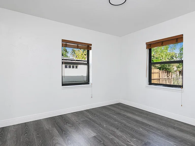 233 SW 21st St — Photo 11