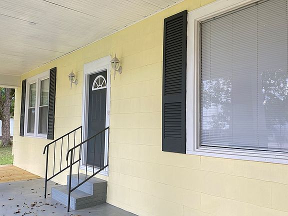 3rd image of 898 Dennis St