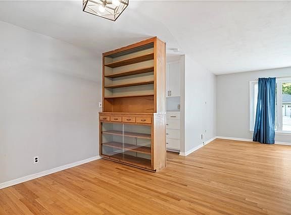 4th image of 2621 S Berry Ave