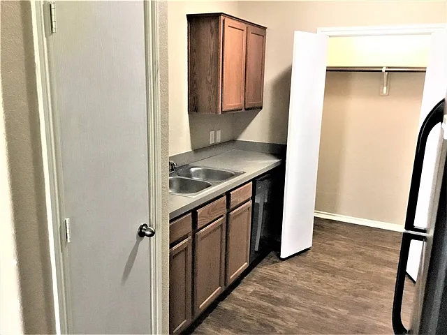 4 bed, 2.5 bath, 2050 sqft, $1,995 — Photo 3