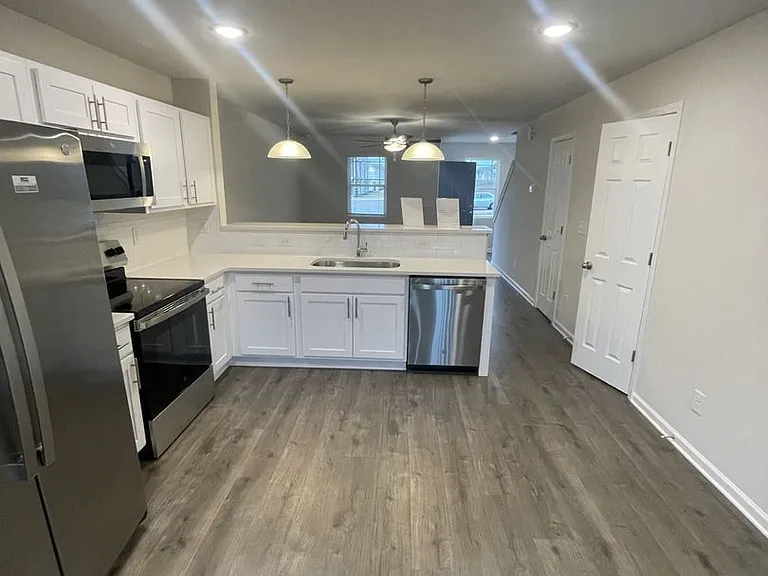 1009 Peony Ln — Photo 5