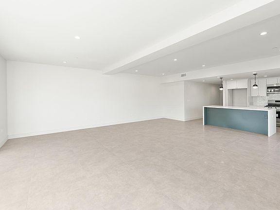 5th image of 6025 Craner Ave #301