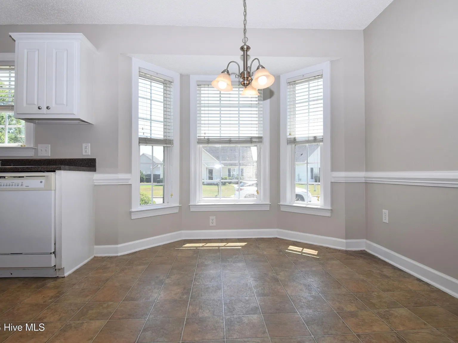 3 bed, 2.0 bath, 1231 sqft, $1,600 — Photo 4