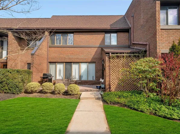 40 Spring Hollow #32, Roslyn, NY 11576