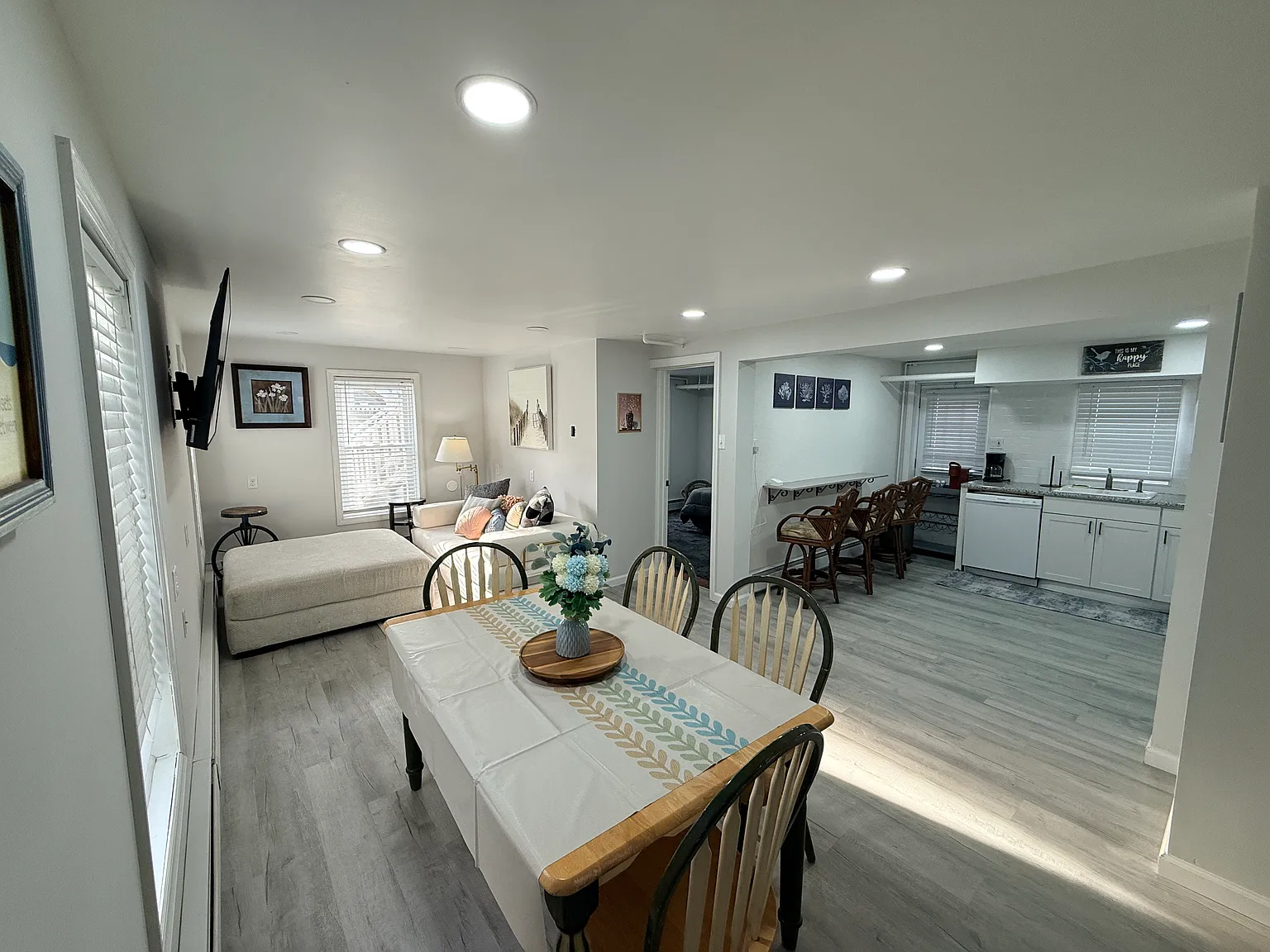 2 bed, 1200 sqft, $2,200 — Photo 1