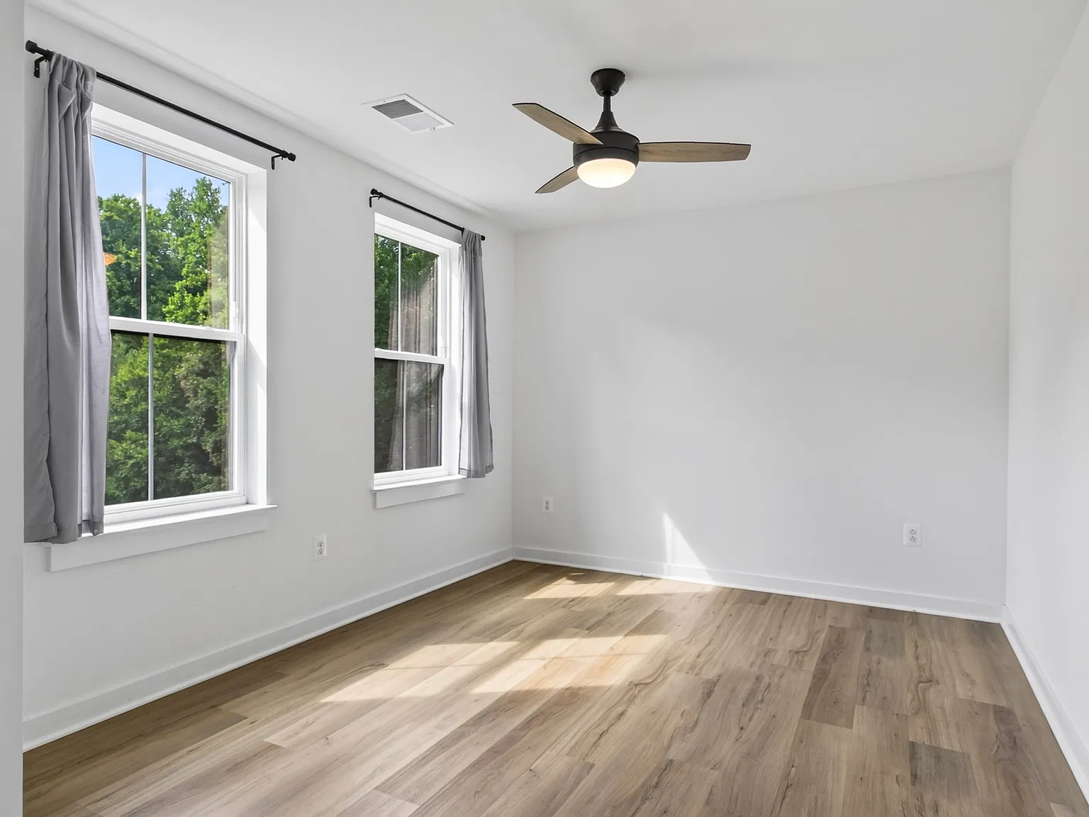 5 bed, 3639 sqft, $4,950 — Photo 4