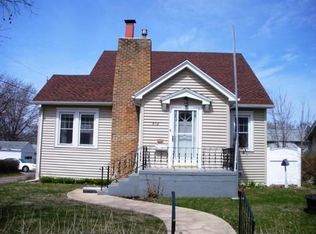 912 W 9th St, Waterloo, IA 50702