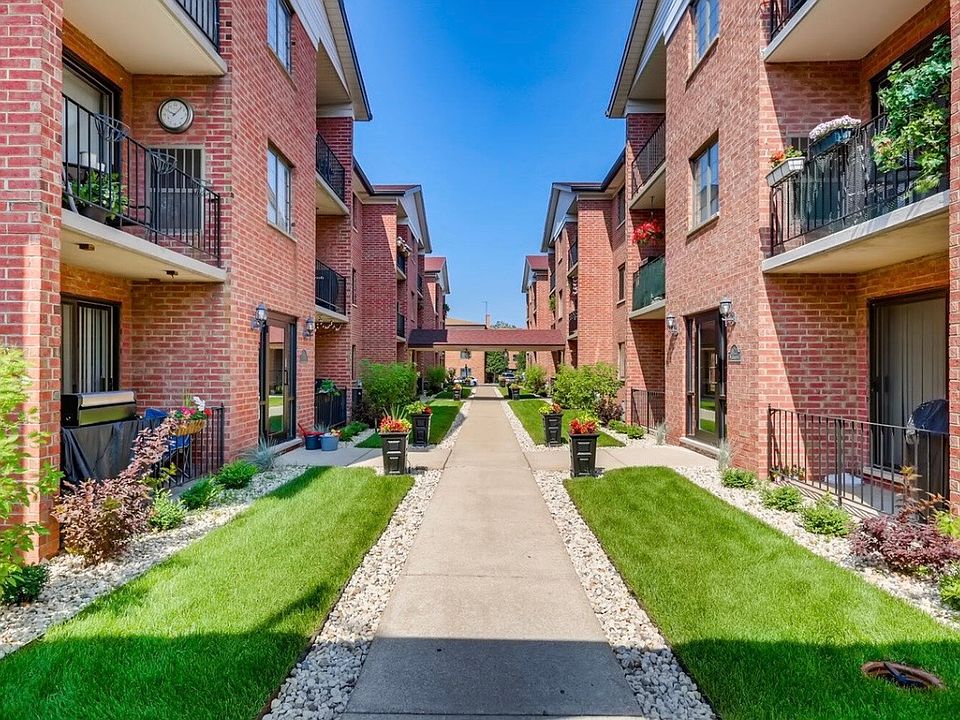 1st image of 8428 W Catalpa Ave Unit 301