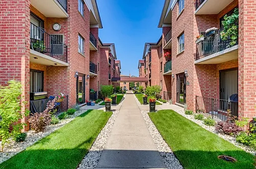 8428 W Catalpa Ave #301 Photo 1