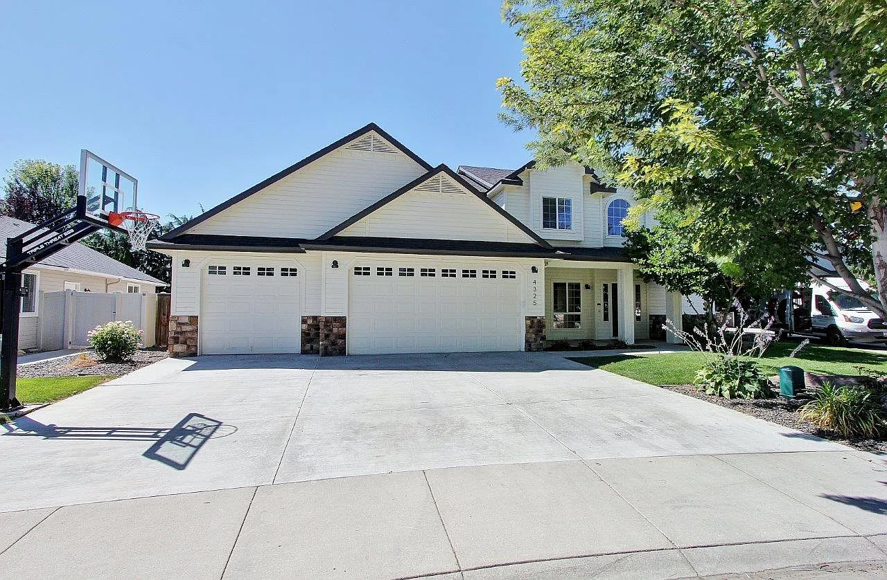 4 bed, 2184 sqft, $2,900 — Photo 1