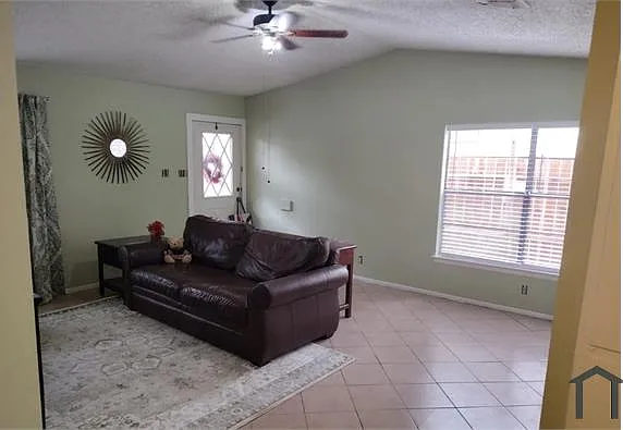 2 bed, 884 sqft, $1,075 — Photo 3