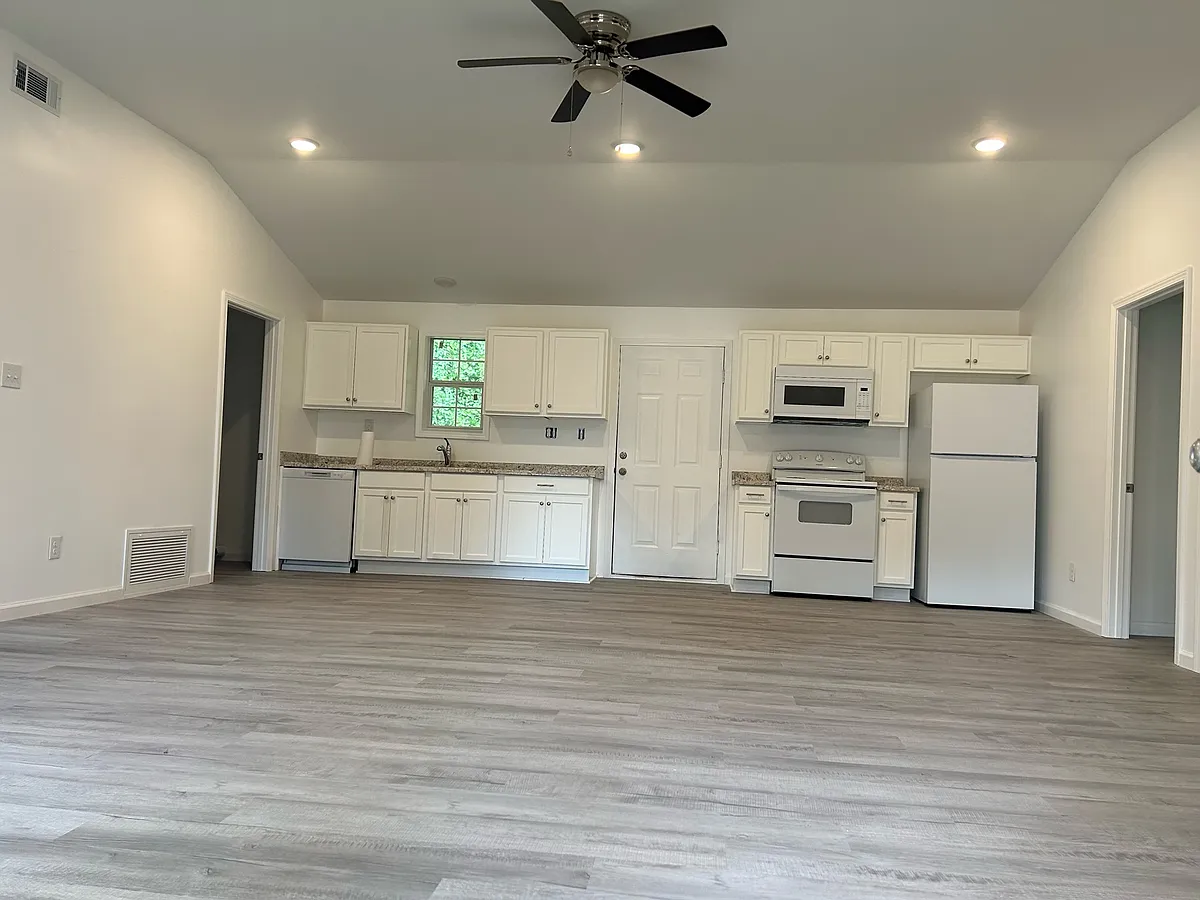 Building Photo - 5711 Pine Dr