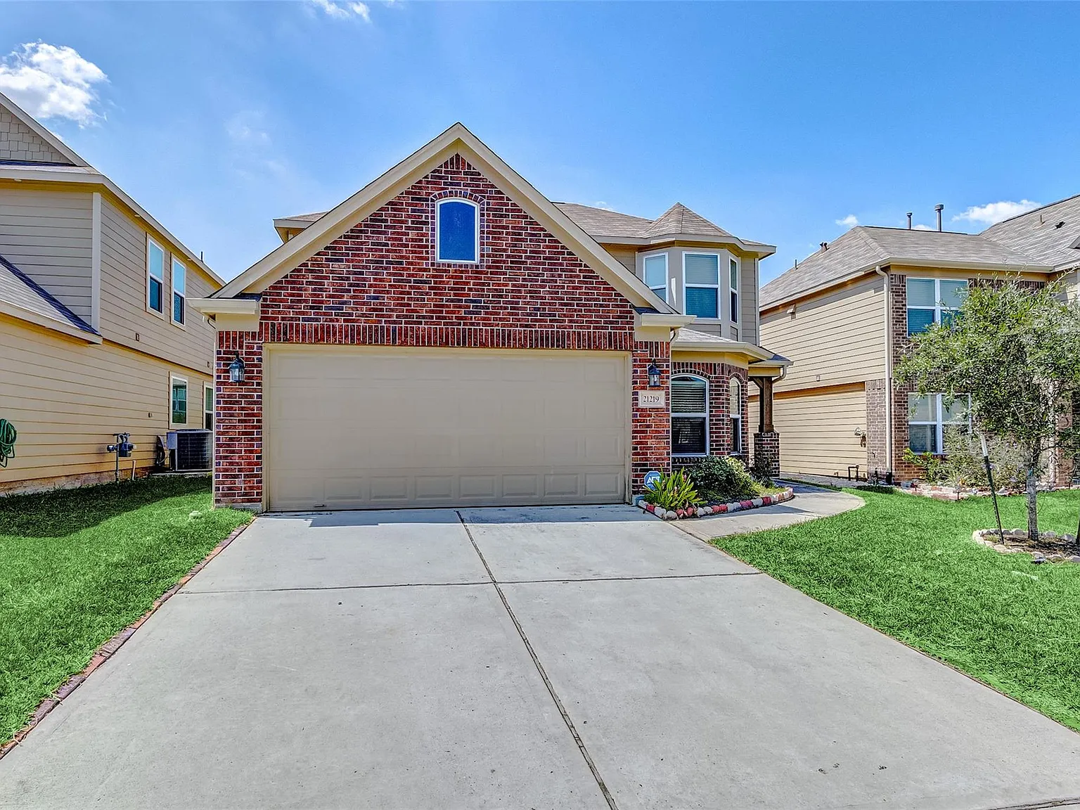 4 bed, 3.0 bath, 2500 sqft, $2,500 — Photo 3