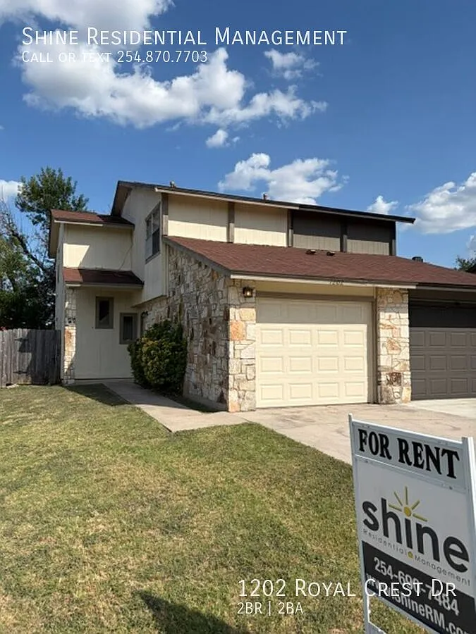 Charming, well-established townhomes with convenient, well-kept, and pet-friendly neighborhood. C... — Photo 1