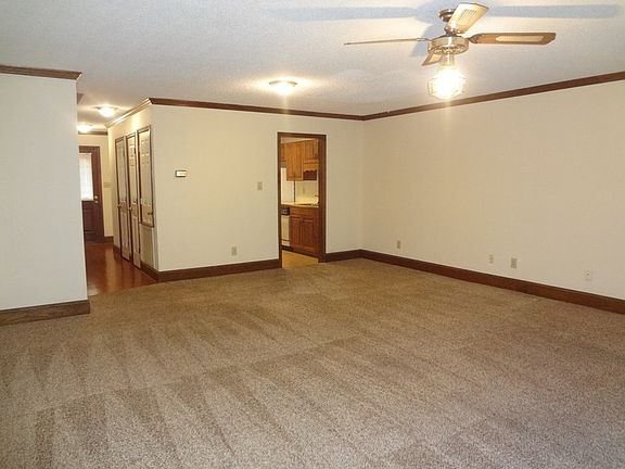 4th image of 594 Townhouse Ln