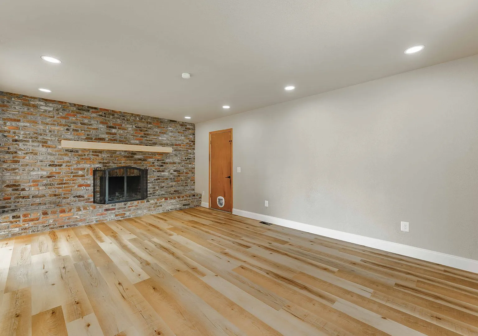 Charming 4-Bedroom Home with Spacious Yard in Rogers — Photo 3