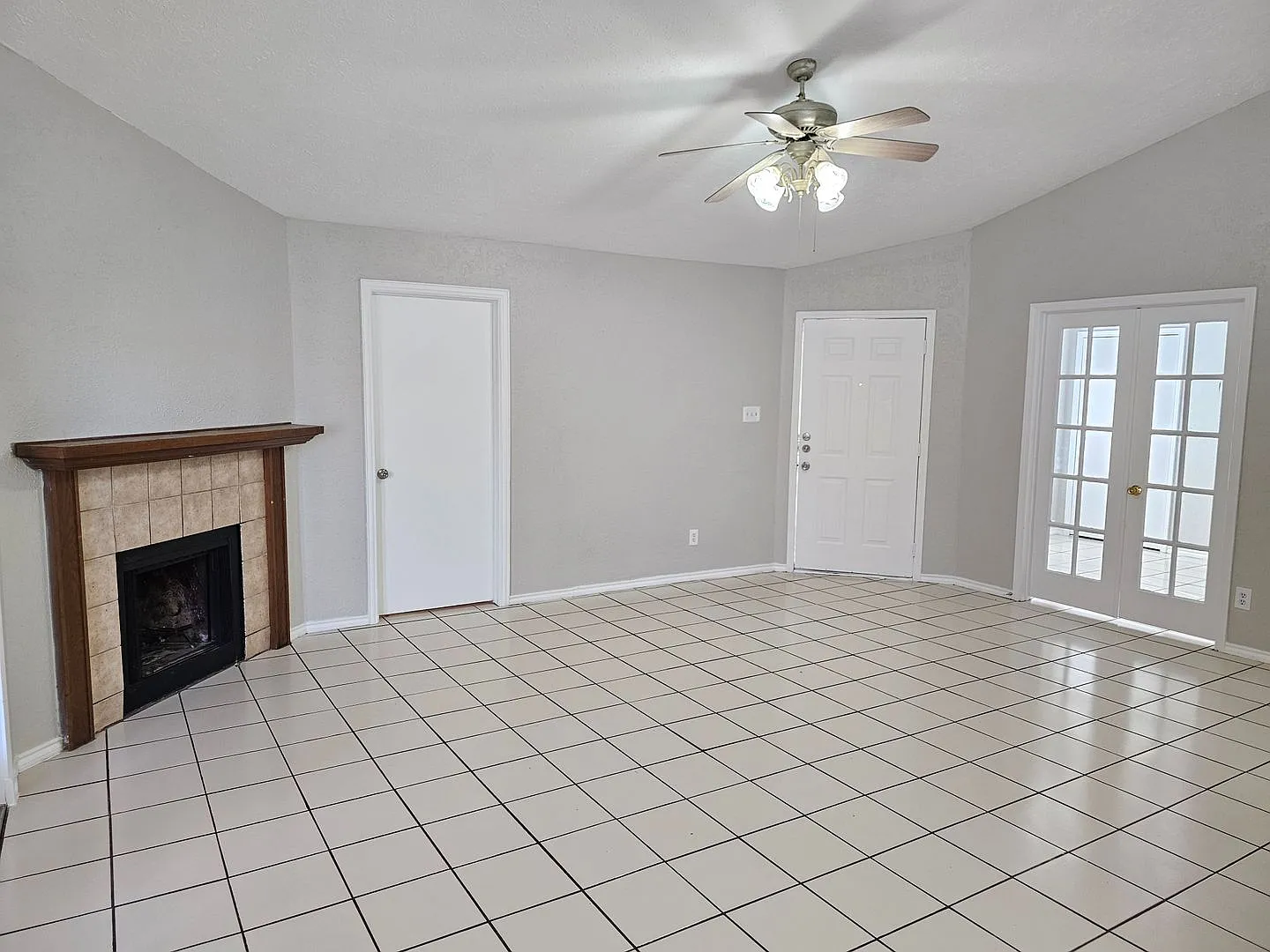 4 Bed 3 Bath Home in Crowley ISD! — Photo 3