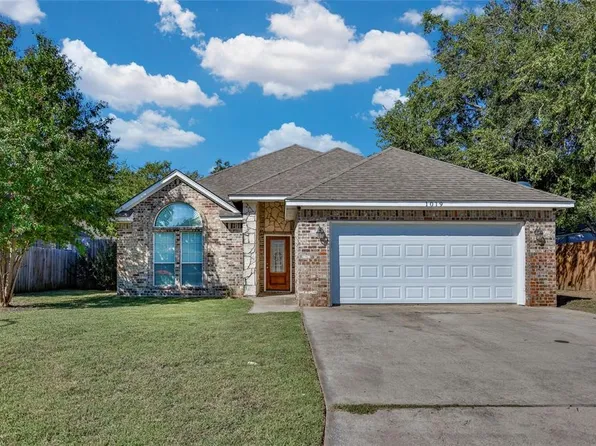 1019 Oxford Dr, Gainesville, TX 76240