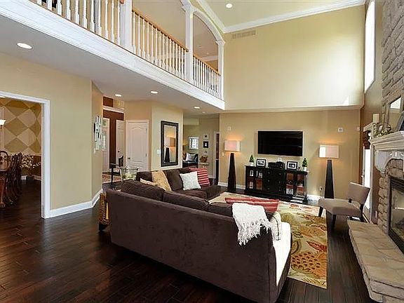 5th image of 4024 Village Ridge Dr