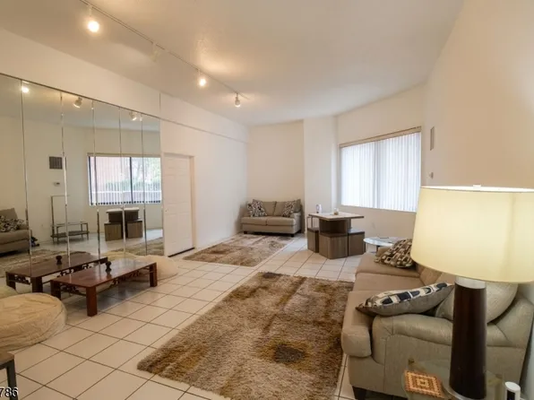 108 Harmon Cove Tower, Secaucus Town, NJ 07094