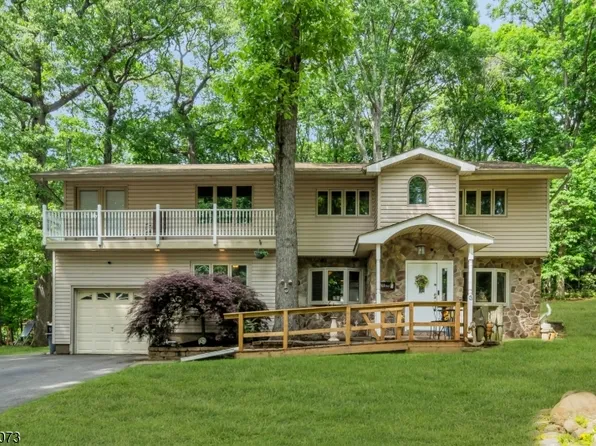 3 Kadel Dr, Mount Arlington Boro, NJ 07856