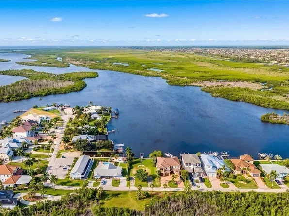 12190 Shoreview Dr, Matlacha, FL 33993