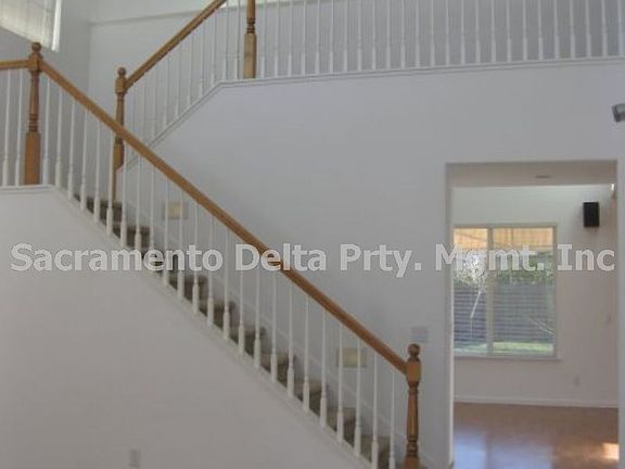 4th image of 190 Rockmont Cir