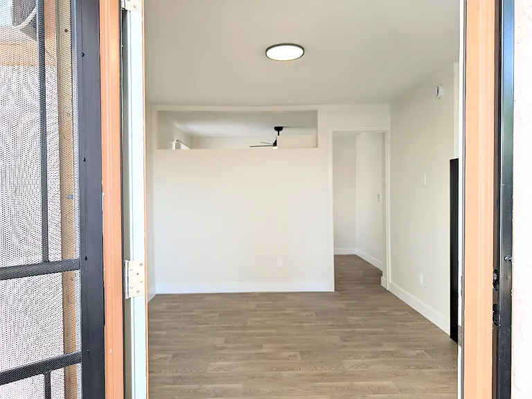 208 E Prince Rd — Photo 14