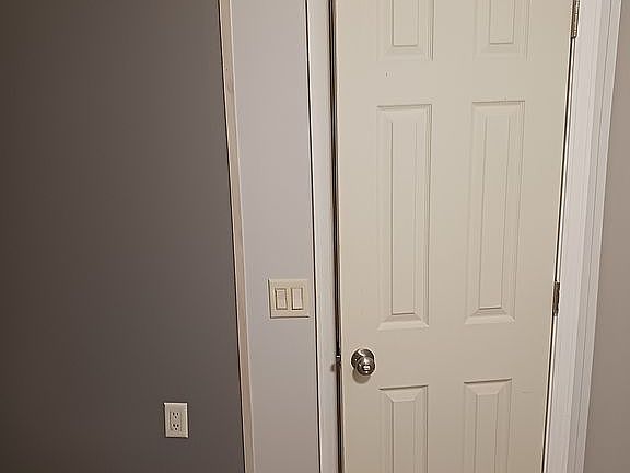 4th image of 300 Eddiemee St