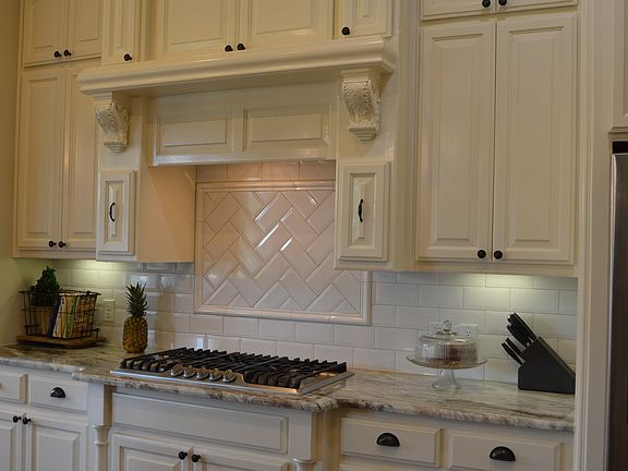  cabinets,subway tile