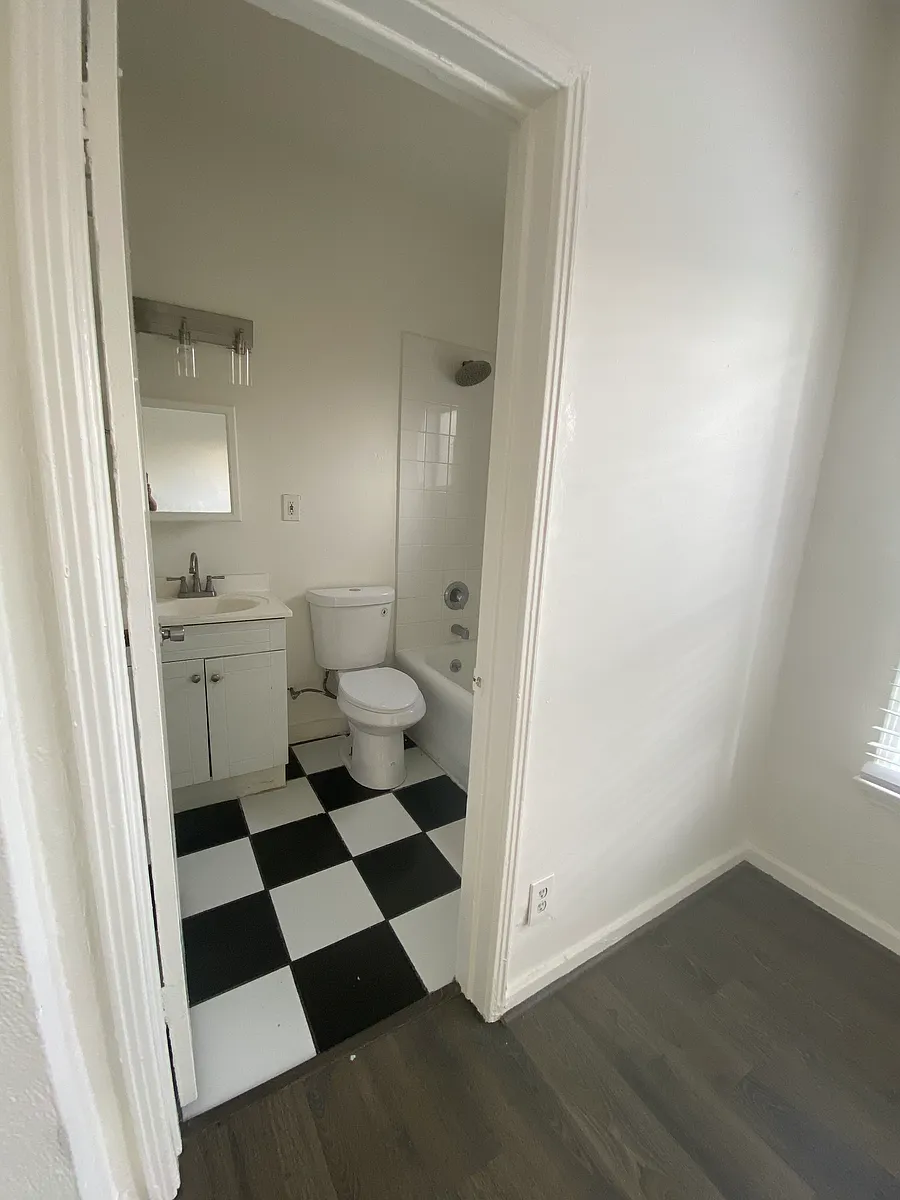 Building Photo - 4367 Oakwood Ave #102