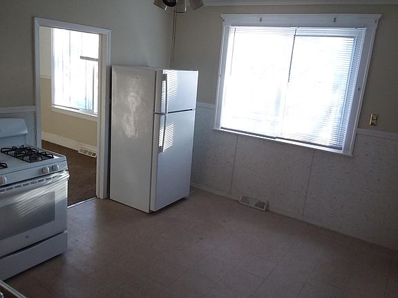 5th image of 3253 Yemans Ave