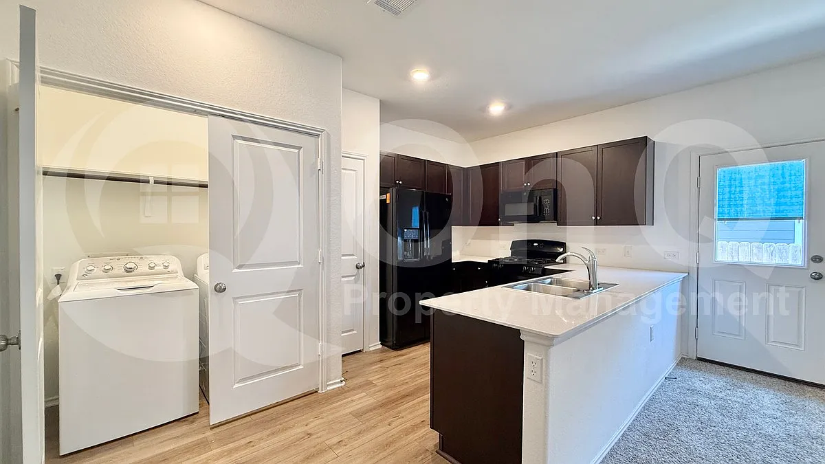 3 bed, 2.0 bath, 1276 sqft, $2,099 — Photo 4