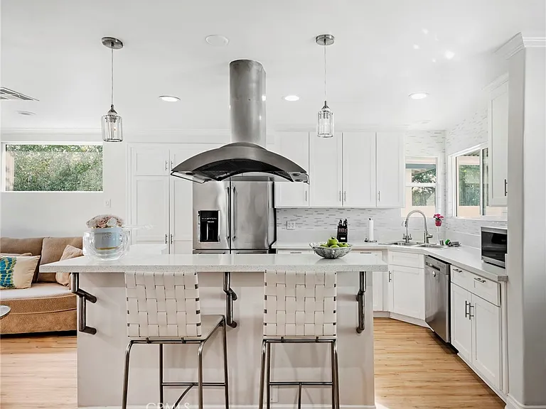 5231 Glasgow Way — Photo 9